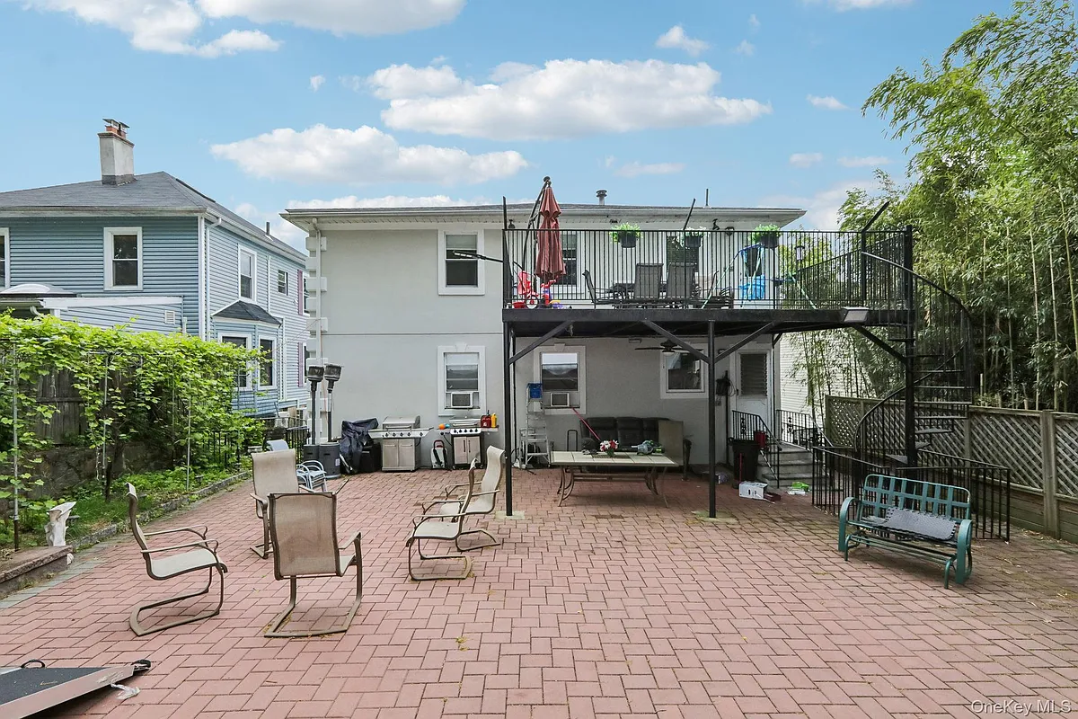 Building Photo - 583 Bellevue Ave N #1