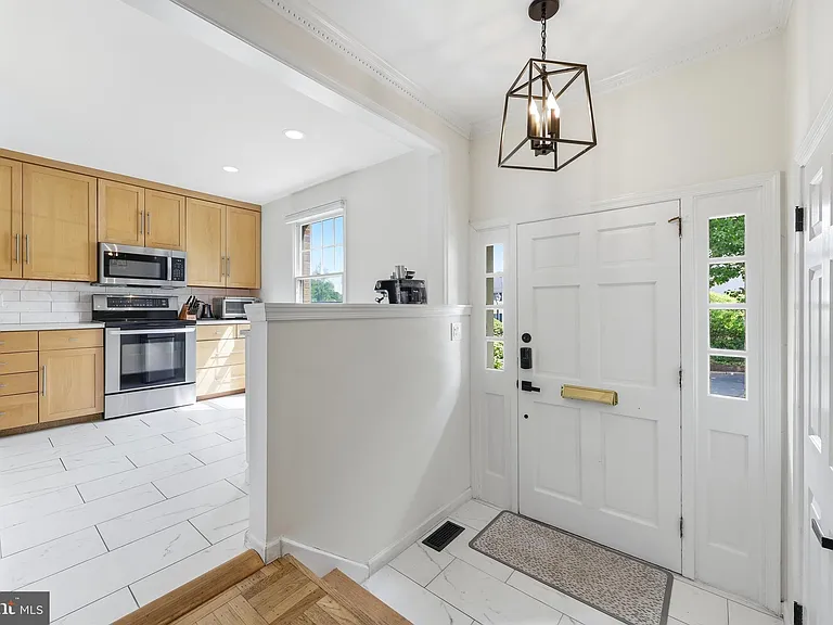 633 E Main St #B2 — Photo 3