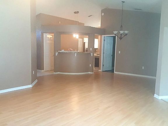3rd image of 2511 Southern Oak Cir