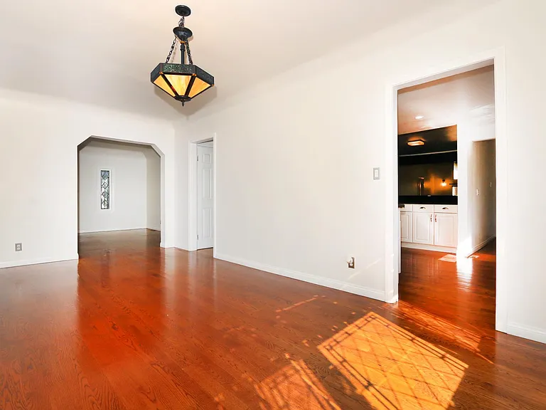 1609 Capistrano Ave — Photo 4