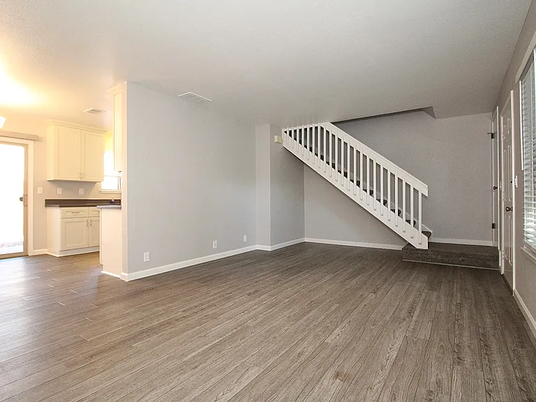215 Loma Verde Dr — Photo 5