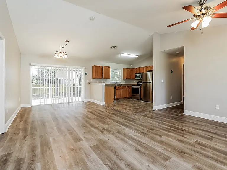 3421 33rd St SW — Photo 3
