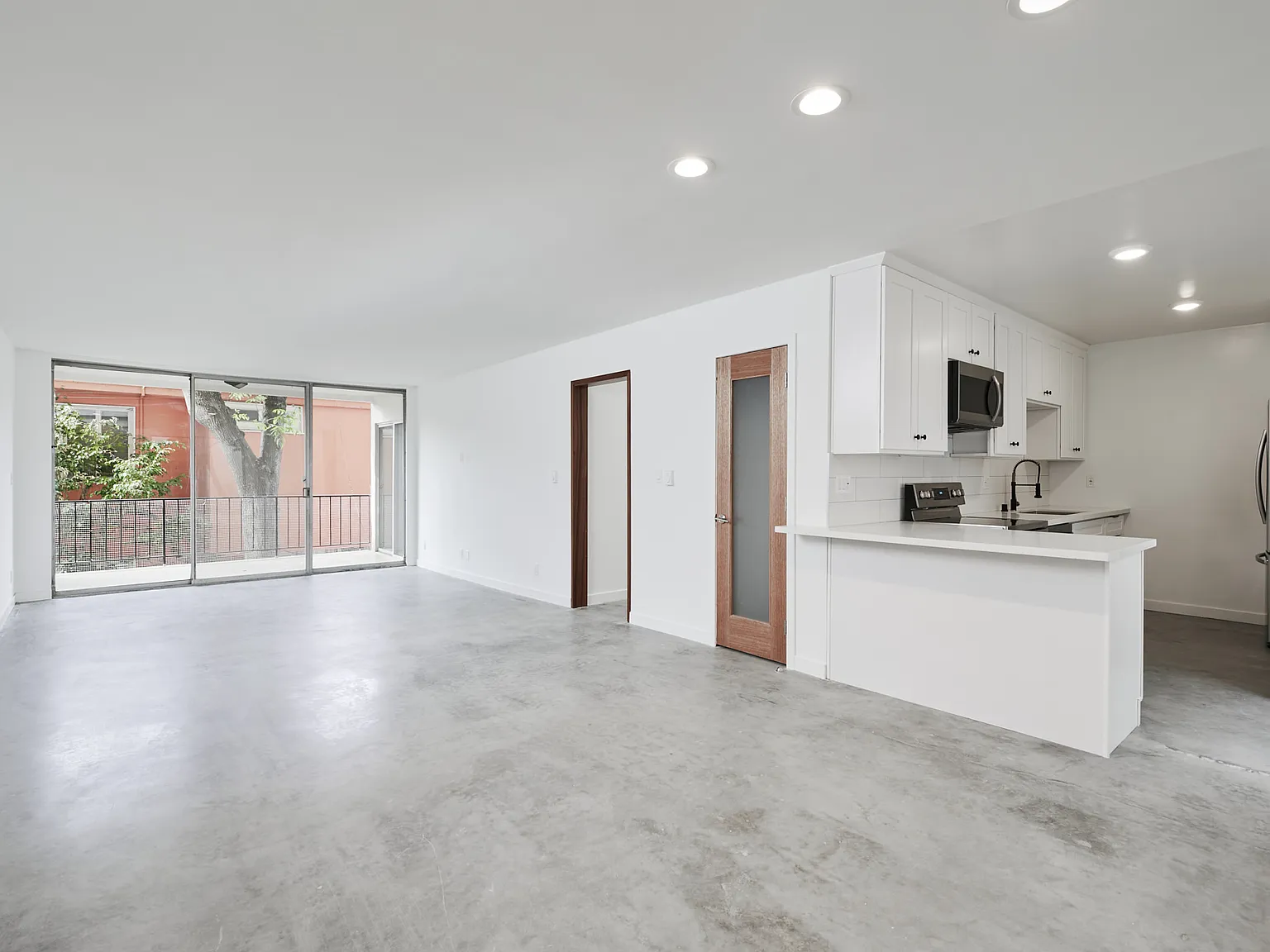 305 San Vicente — Photo 2