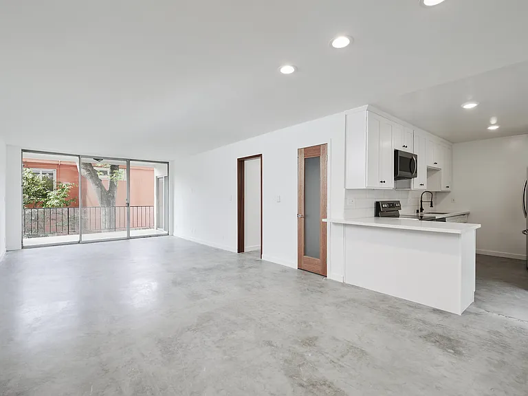 305 San Vicente — Photo 2