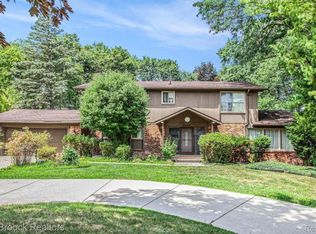 5622 Powder Horn Dr, West Bloomfield, MI 48322