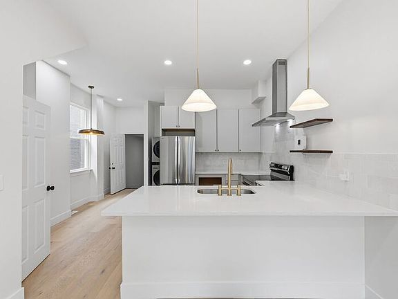 3rd image of 834 Oak St