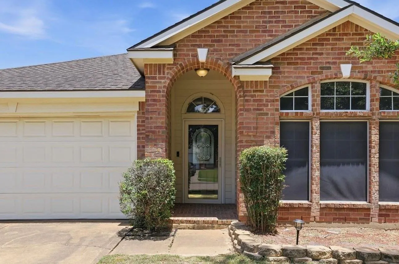 4 bed, 2.0 bath, 2025 sqft, $2,795 — Photo 3