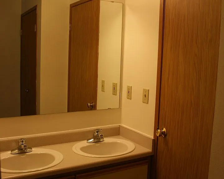 Adams Court Apartments — Photo 99