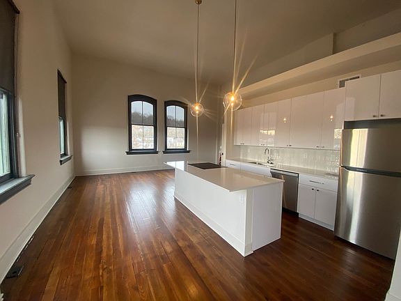3rd image of 516 Berry St #302