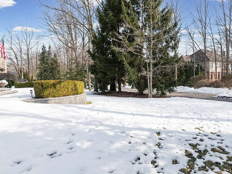 20450 Naves Dr — Photo 8