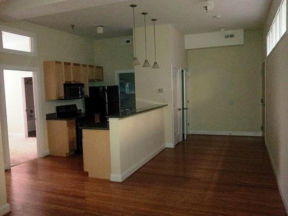 3rd image of 1414 W Marshall St APT 405