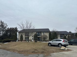 1061 Regent Rd Unit 606, Oconomowoc, WI 53066