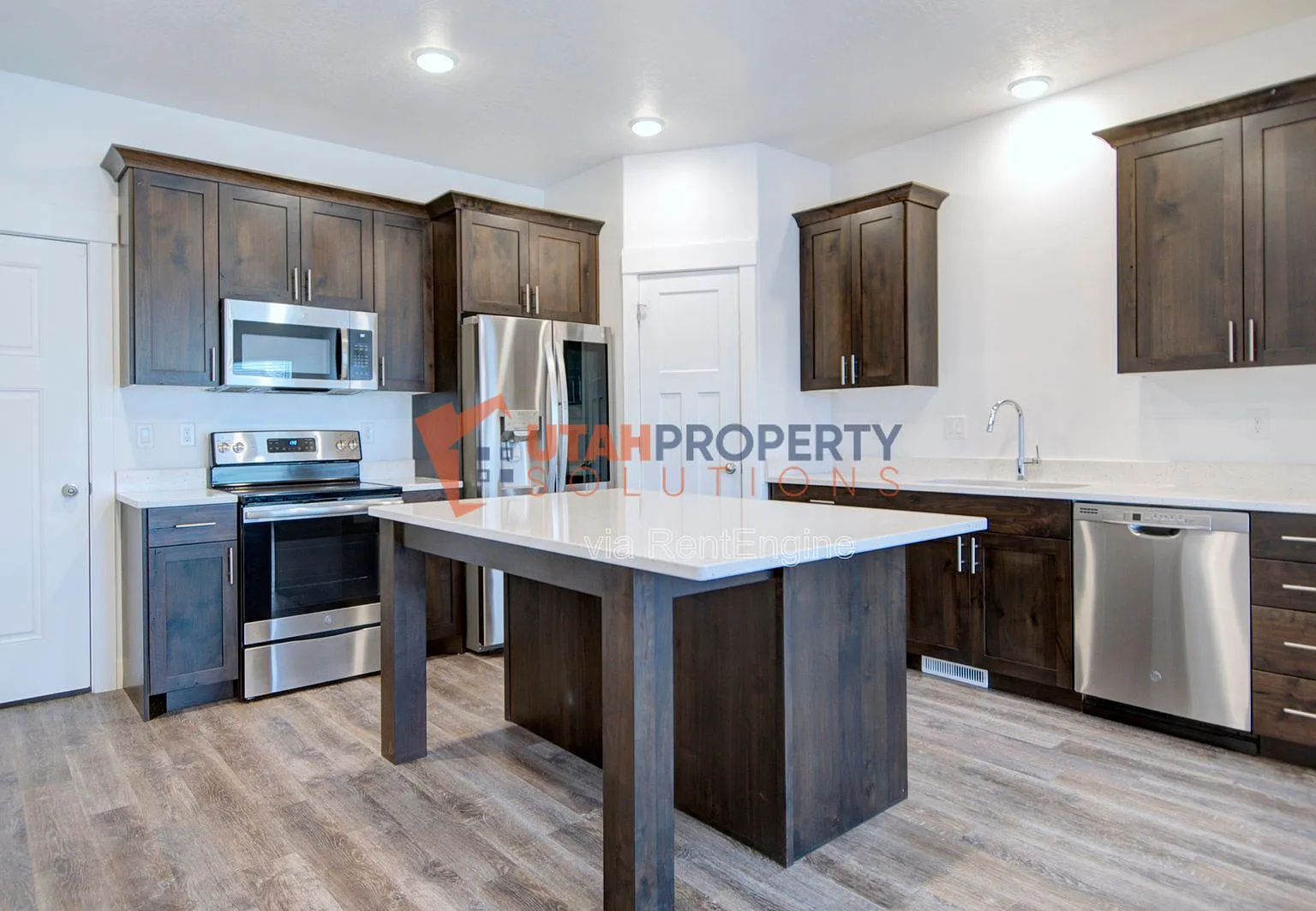 3 bed, 2.5 bath, 2082 sqft, $1,895 — Photo 3