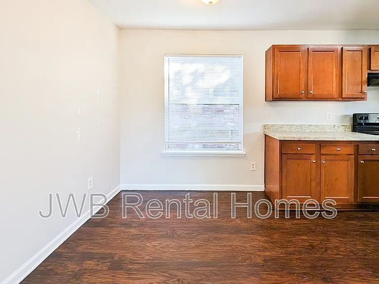 1495 Union St W — Photo 4