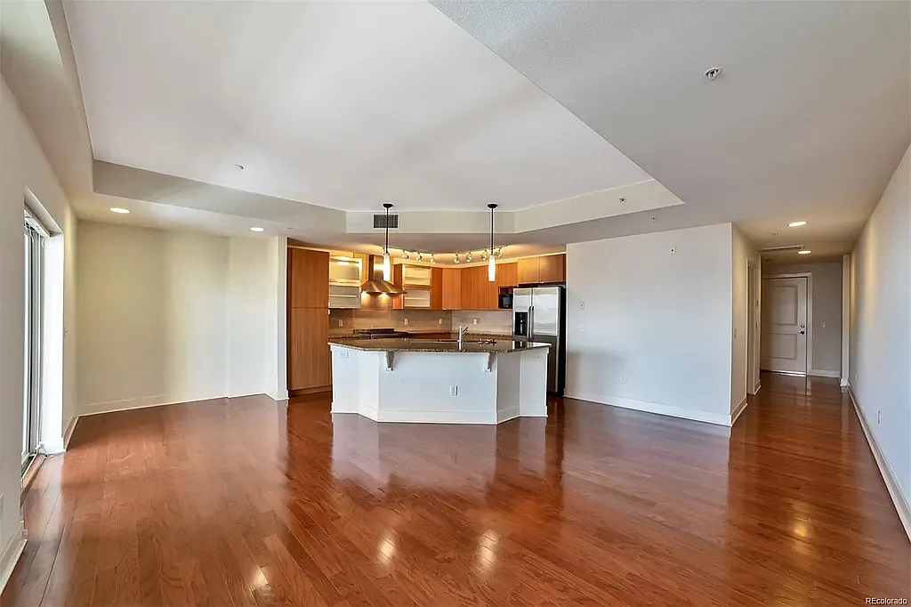 Building Photo - 2240 N Clay St #209