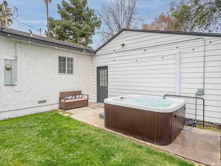 5835 Hillview Park Ave — Photo 8
