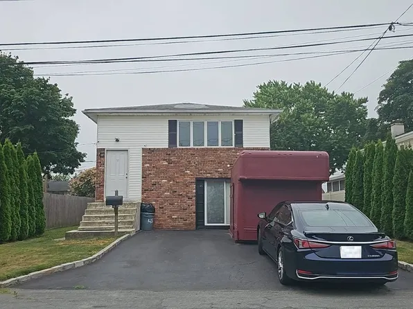 45 3rd St, Lindenhurst, NY 11757