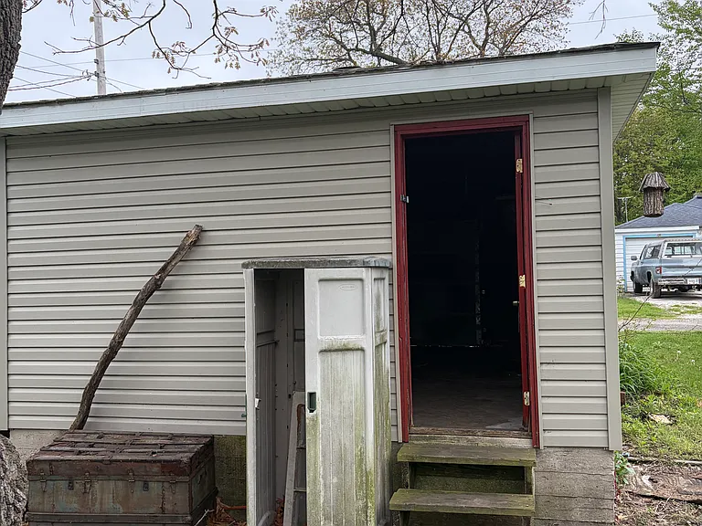 223 Van Buren Ave — Photo 15