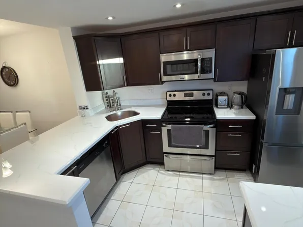450 Paradise Isle Blvd, Hallandale, FL