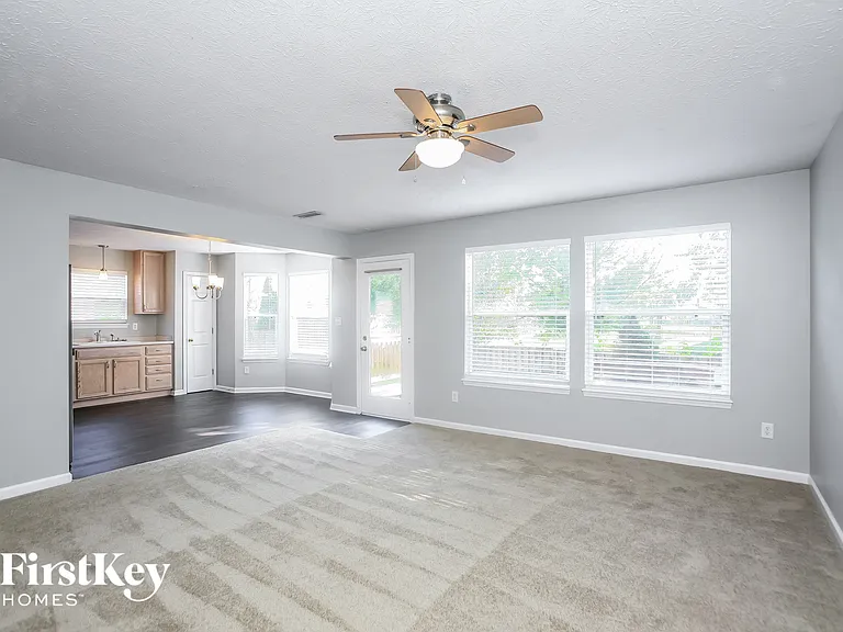 461 E Clear Lake Ln — Photo 3