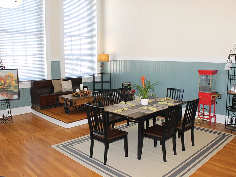 133 N Sycamore St — Photo 3
