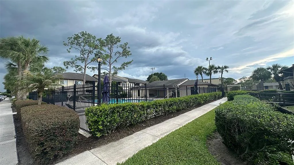 1 bed, 1.0 bath, 742 sqft, $1,300 — Photo 3
