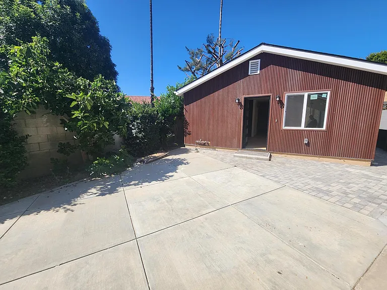 9807 Peach Ave — Photo 1
