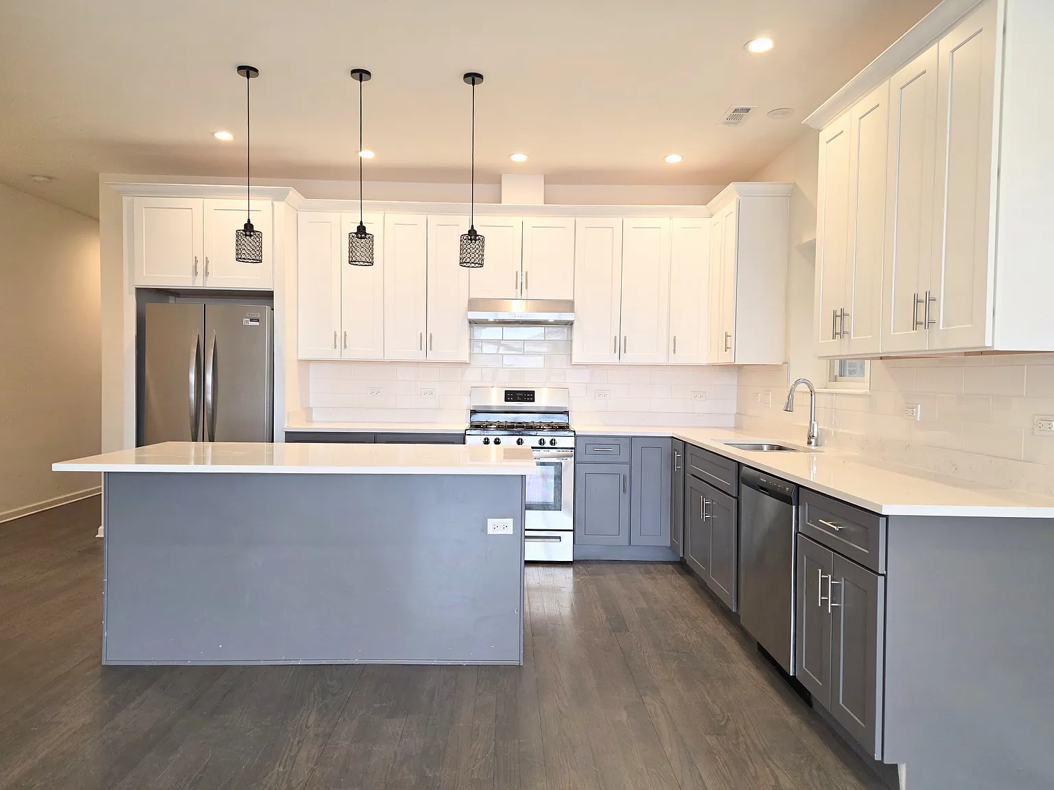 3 bed, 1380 sqft, $2,400 — Photo 2
