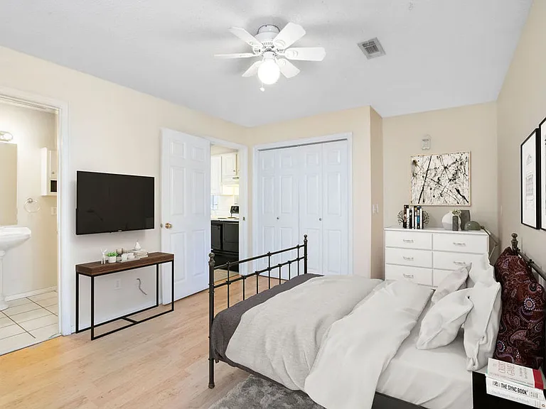 950 N Lindell Ave #1-16 — Photo 2