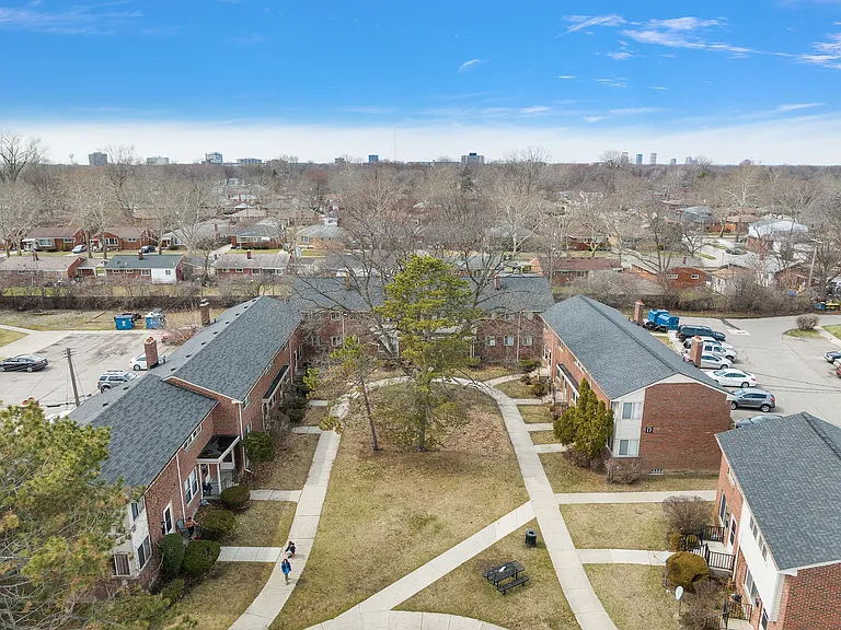 Oak Park Manor Apartments & Townhomes — Photo 29