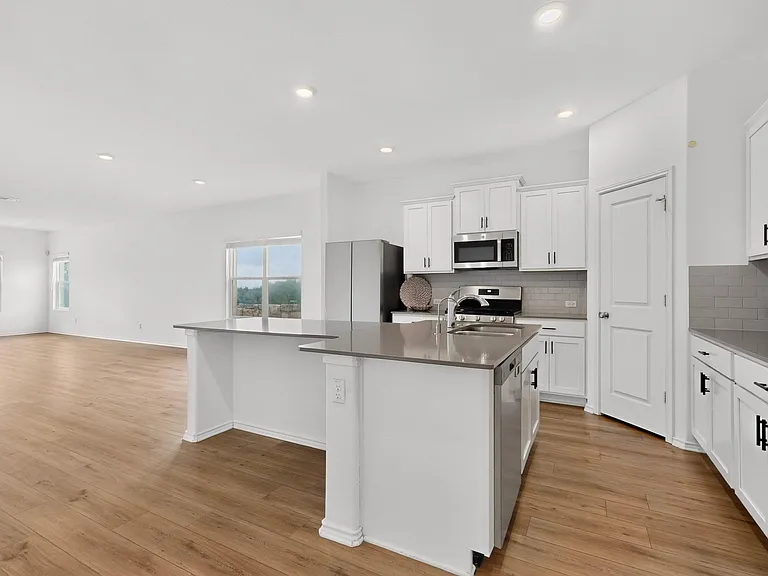 941 Legends Ln — Photo 10