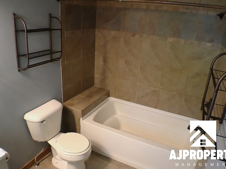 1305 S Norton Ave — Photo 9