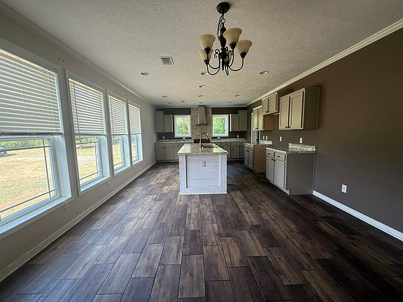 4th image of 3106 Chipmunk Rd