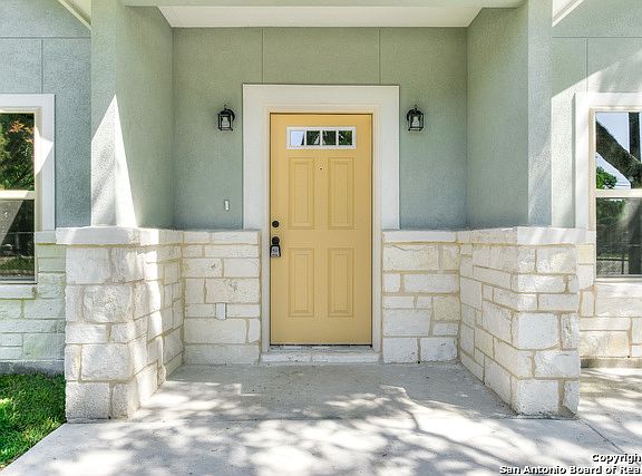 2nd image of 1003 Clovis Pl