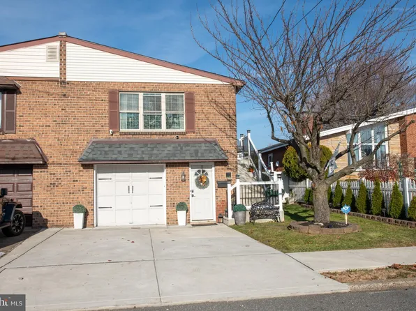 9218 Walker St, Philadelphia, PA 19114