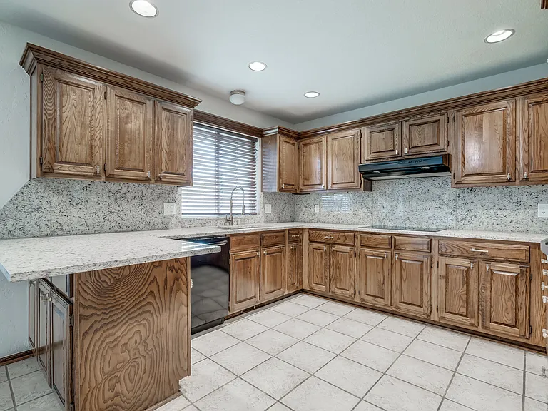 1817 Victoria Dr — Photo 13