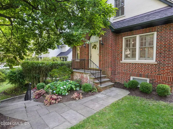 26 Valleywood Rd, Cos Cob, CT 06807