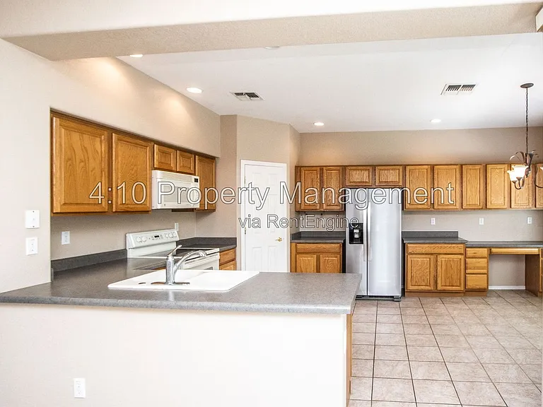 951 E Bellerive Pl — Photo 9