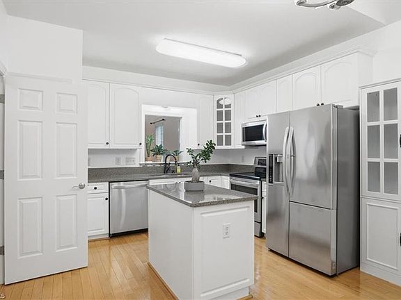 4th image of 3896 Waterview Rd