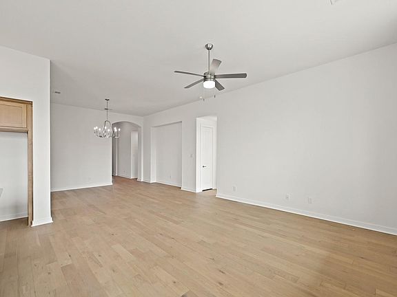 5th image of 120 Silverbow Creek Way