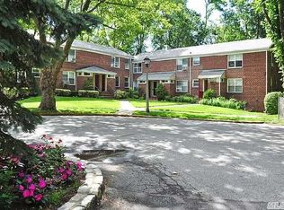 102 Edwards St APT 1C, Roslyn Heights, NY 11577