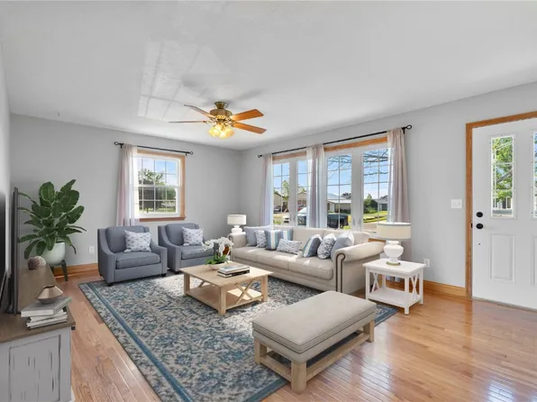 44 Lincoln Dr, Palo, IA 52324