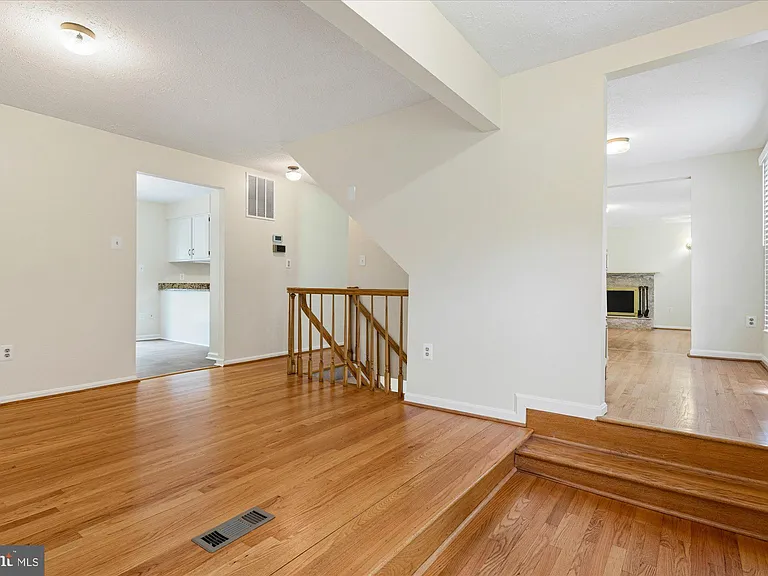 9708 Locust Hill Dr — Photo 3
