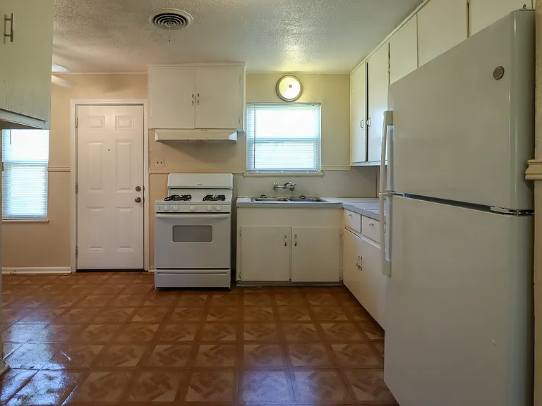 2701 Hillside Dr — Photo 9