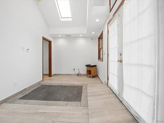 4th image of 72 Poplar Avenue #72