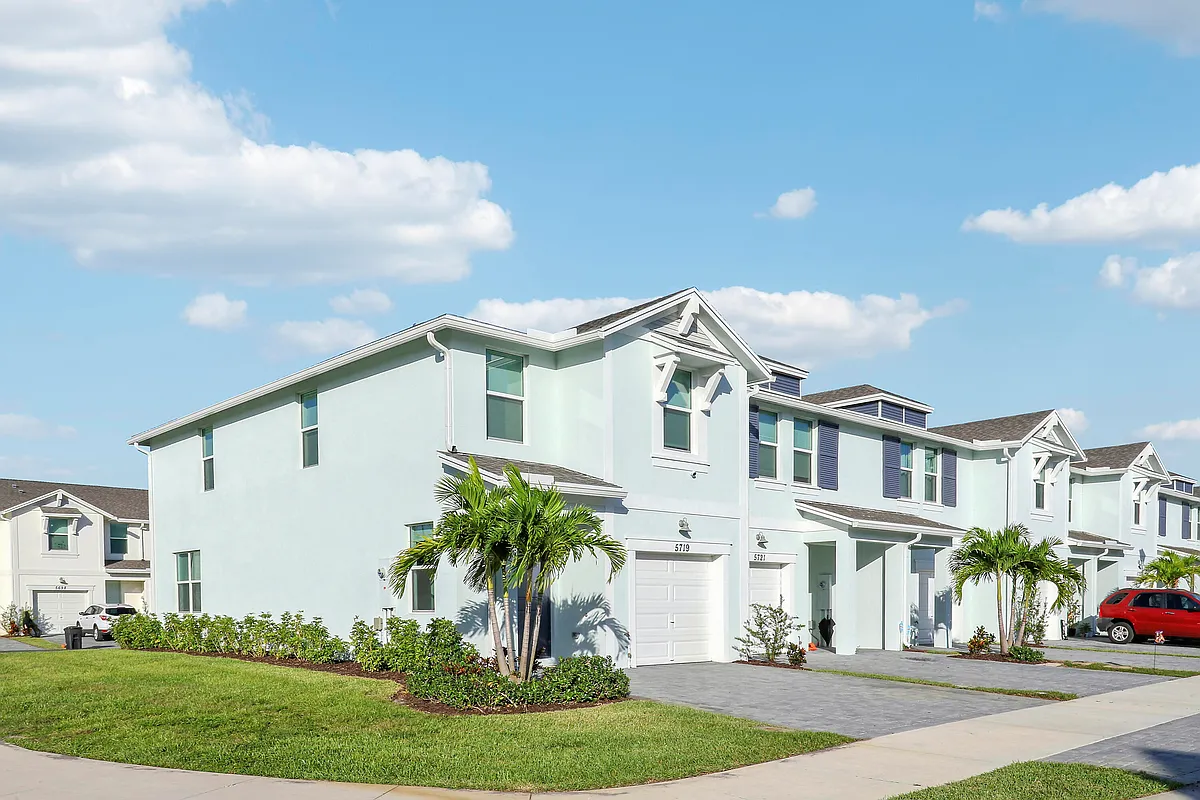 Building Photo - 5719 SE Edgewater Cir