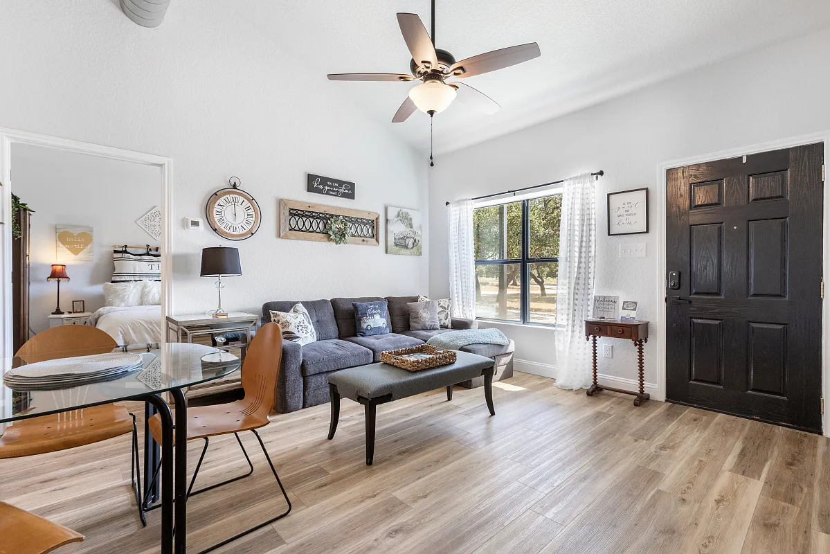 2 bed, 880 sqft, $2,500 — Photo 2