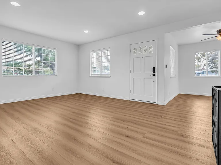 2502 S Olive St — Photo 3