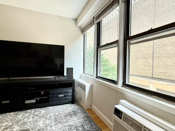 220 East 54th Street image 3 of 7