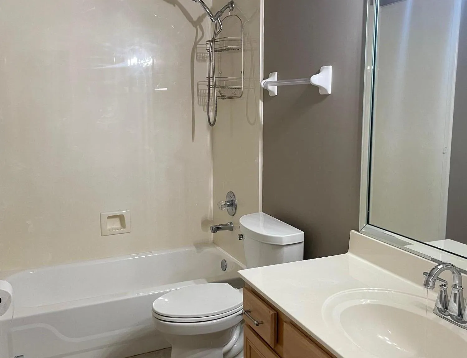 3 bed, 2.0 bath, 1850 sqft, $2,200 — Photo 3